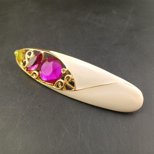 Prendedor de bisutería, esmalte crema sobre oro, imitación roja y peridoto verde real c. 1960s - Imagen 2 de 6