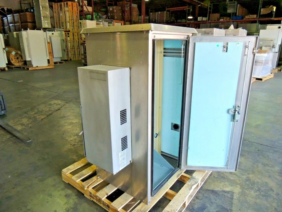 DDB cabinet, 25" W x 25" D x 54" H, with 4000 BTU A/C and 400 watt Heater - Image 3 of 4