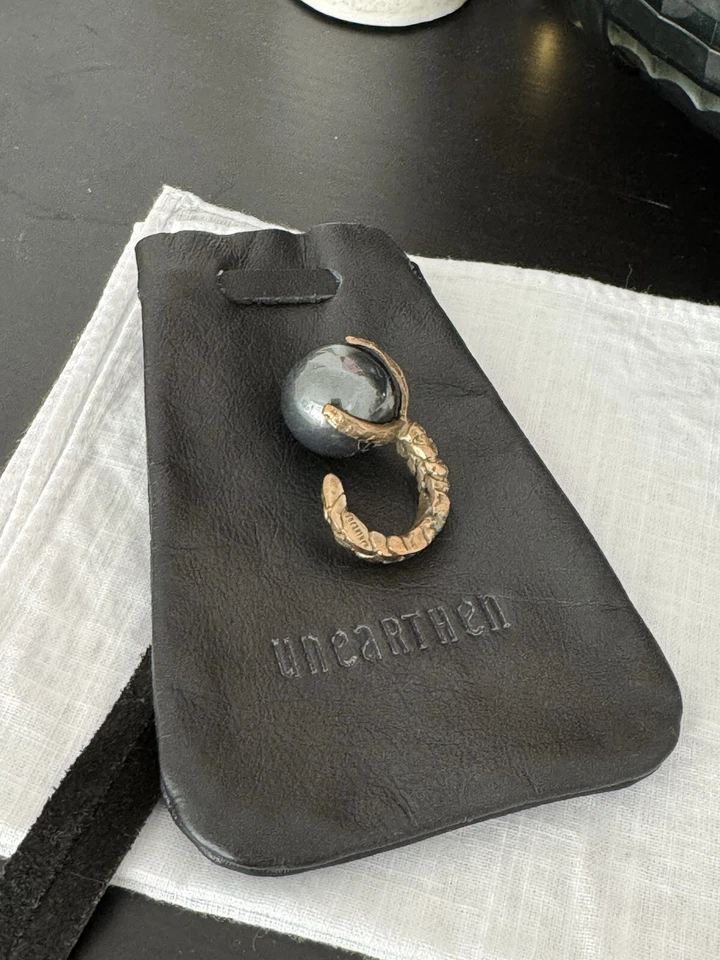 Anillo de garra de latón y hematita Unearthen Foto 2 de 3