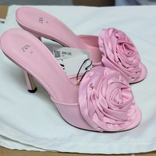 Tacchi Zara rosa chiaro raso rosa impreziositi taglia US 8 EU 39 tacco 4" nuovi con etichette