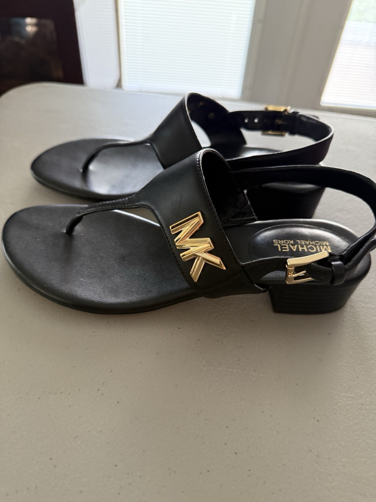 Lotto mocassini donna Michael Kors e sandali con logo alla caviglia