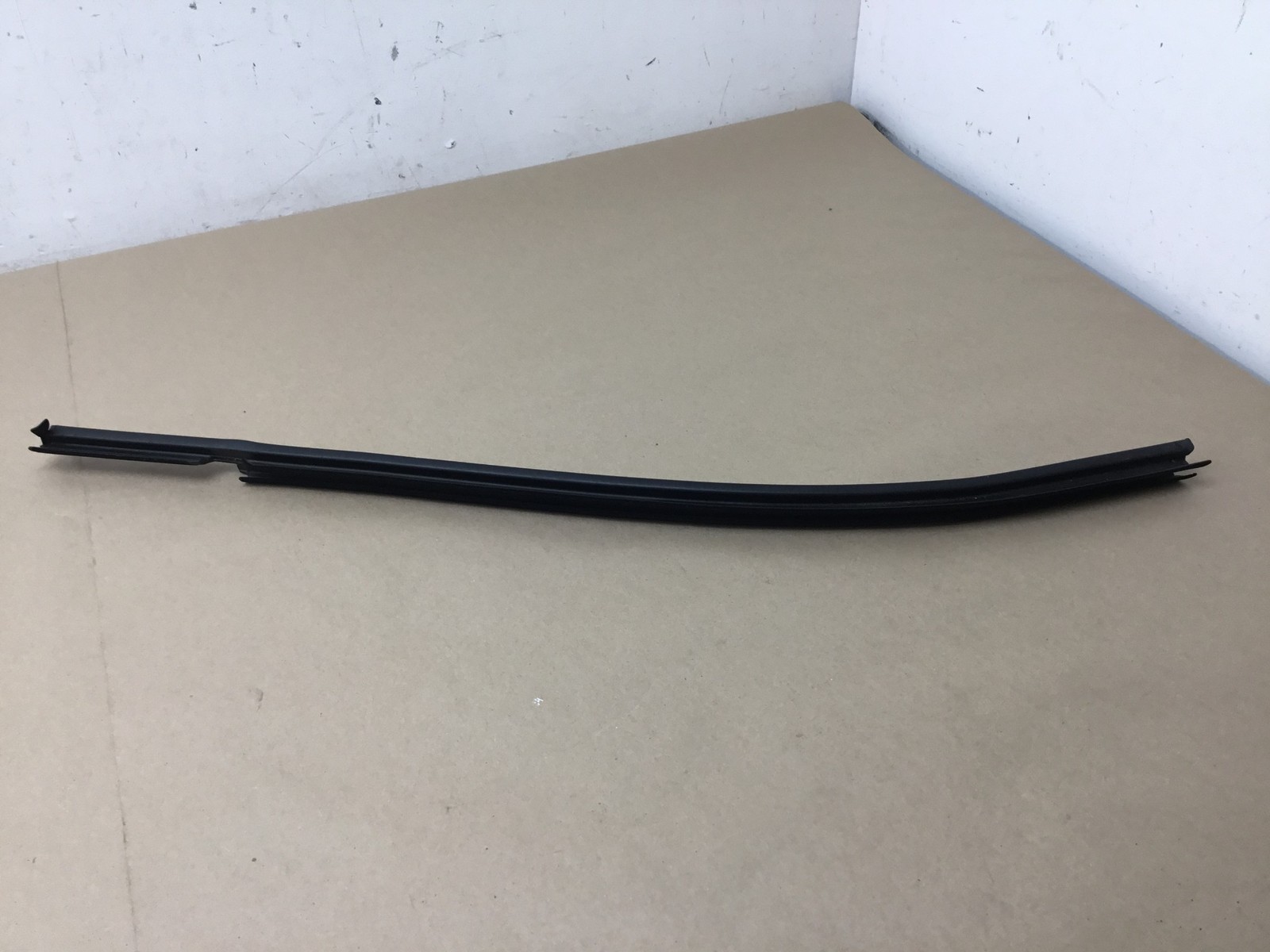 Bentley Bentayga 2019 Front Left Door Window Belt Seal Weather Strip 16-20 :M