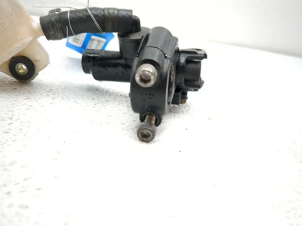 06-08 Cilindro maestro de freno delantero derecho Yamaha YZF-R6S YZF R6 Foto 2 de 4