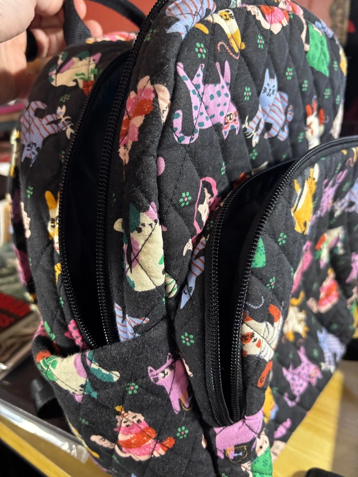 Vera Bradley - Mochila Compacta Esencial Patrón Maullido Gato 12 Pulgadas - Negra Foto 3 de 4