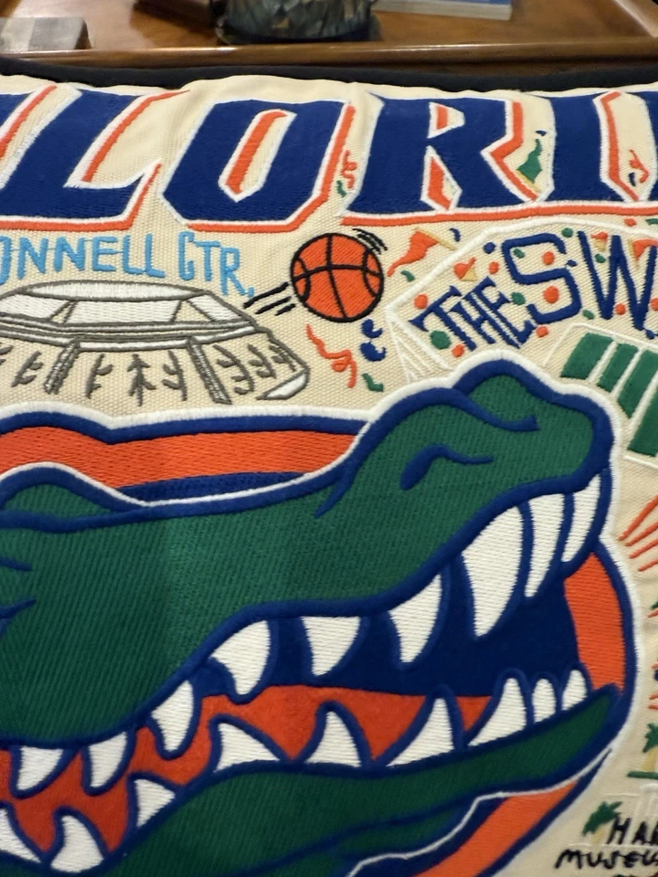 Cat Studio 佛罗里达大学鳄鱼枕头 UF 有机棉,最优惠价格! — 第 4/4 张图片