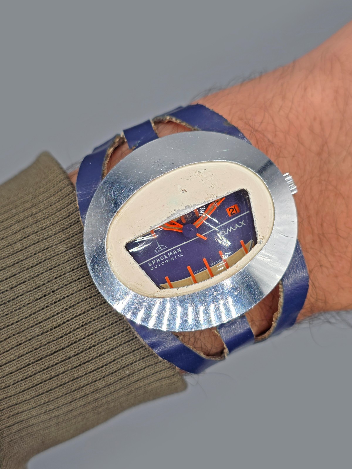 OMAX Vintage 1970s Retro Made Date Space Watch Automatic Swiss Spaceman Age - VintageWatches.PK OMAX Vintage 1970s Retro Made Date Space Watch Automatic Swiss Spaceman Age - vintagewatches.pk