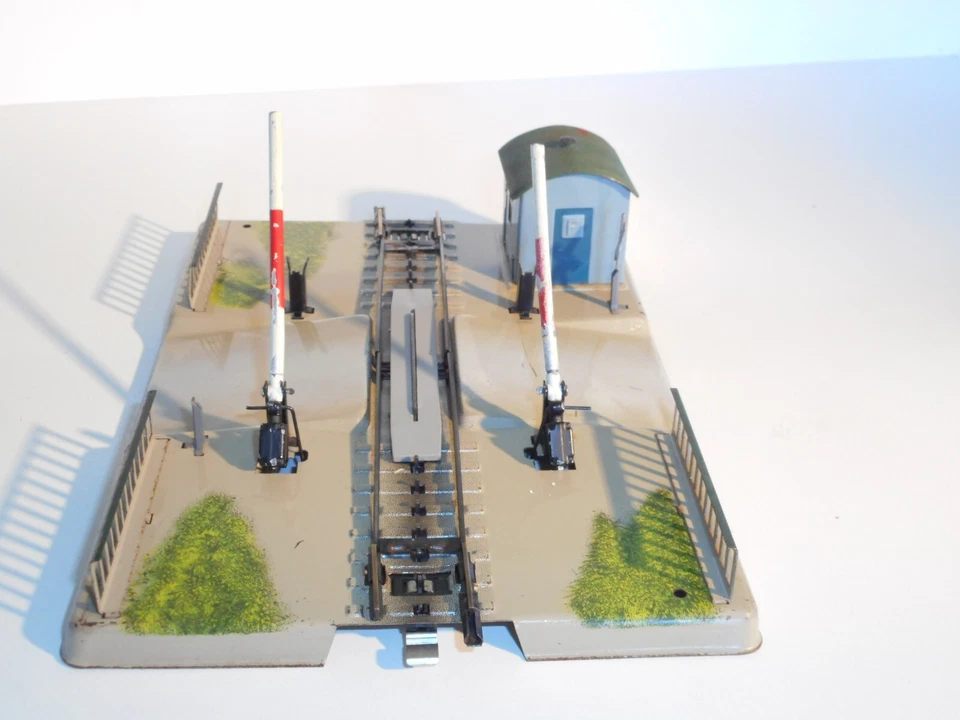 Marklin Metal Level Crossing 7390. Manual operation. HO. 3 rail AC only. No box. - Image 4 of 4