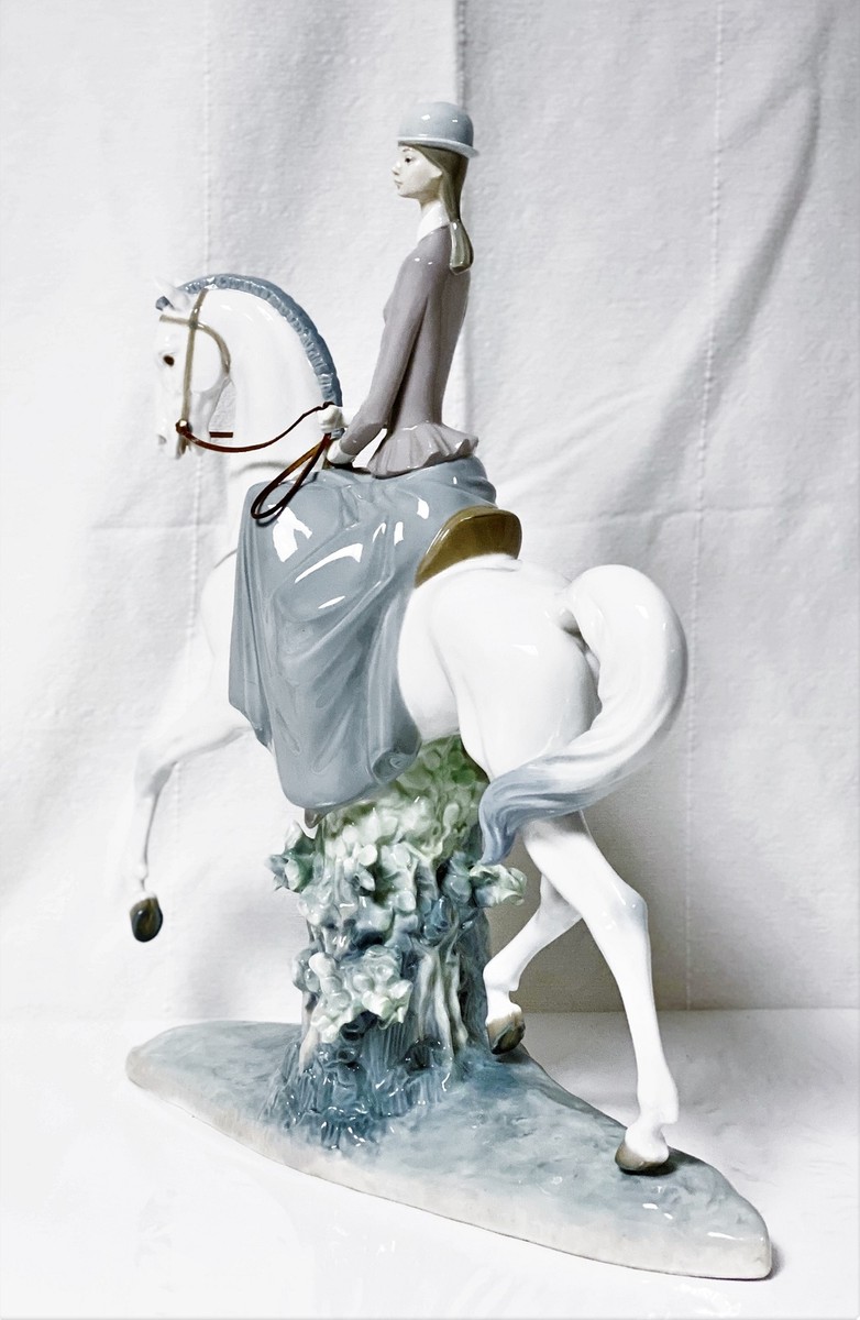 【大幅値下げ】【新品未使用】リヤドロ　woman on horse LLADRO Porcelain Figurine Woman On Horse 17.7