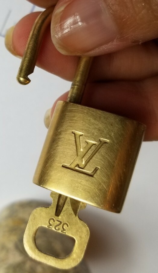 Louis Vuitton ブラック AUTHENTIC Louis Vuitton And Key #323 | eBay