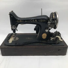 SINGER 1925 Vintage Sewing Machine with Bent Wood Cover and Base