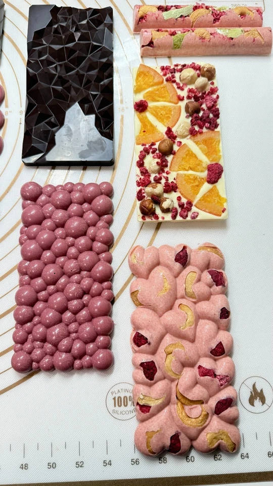 Ruby chocolate bar 3D Bubbles design Handcrafted chocolate from Belgium 100g. - Image 2 of 4