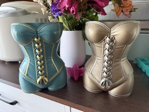 flower pots Bust
