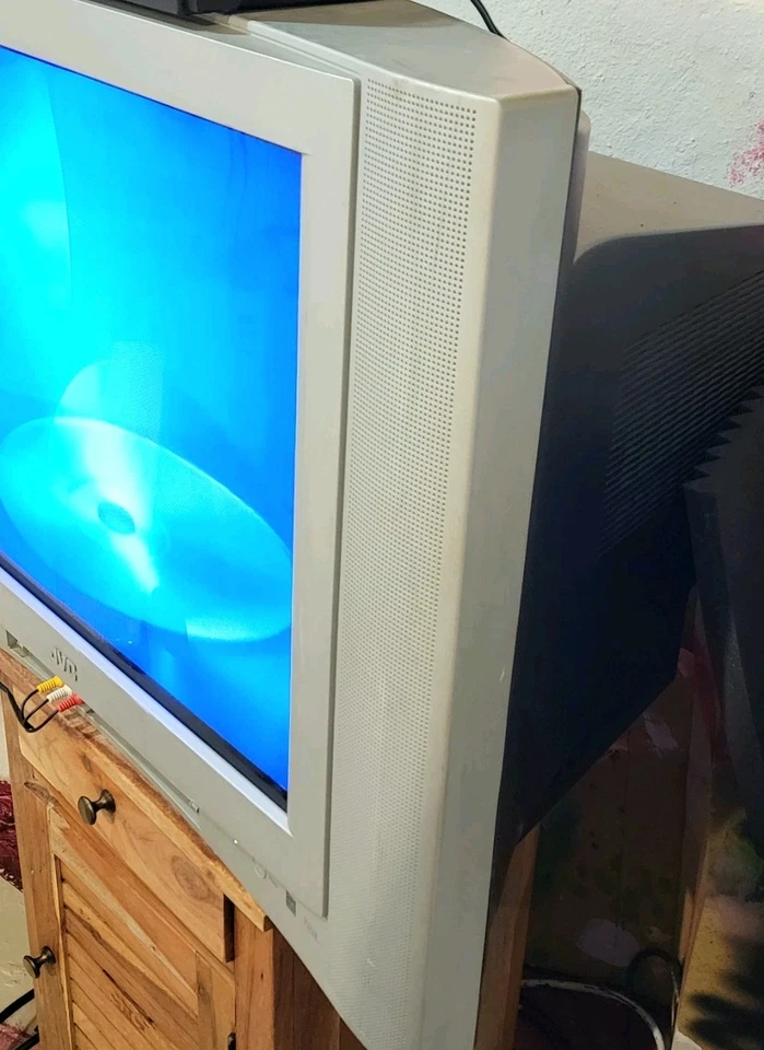 TV retro para juegos JVC L'Art CRT 2002 27" entrada de componentes probada y funciona con control remoto Foto 4 de 4