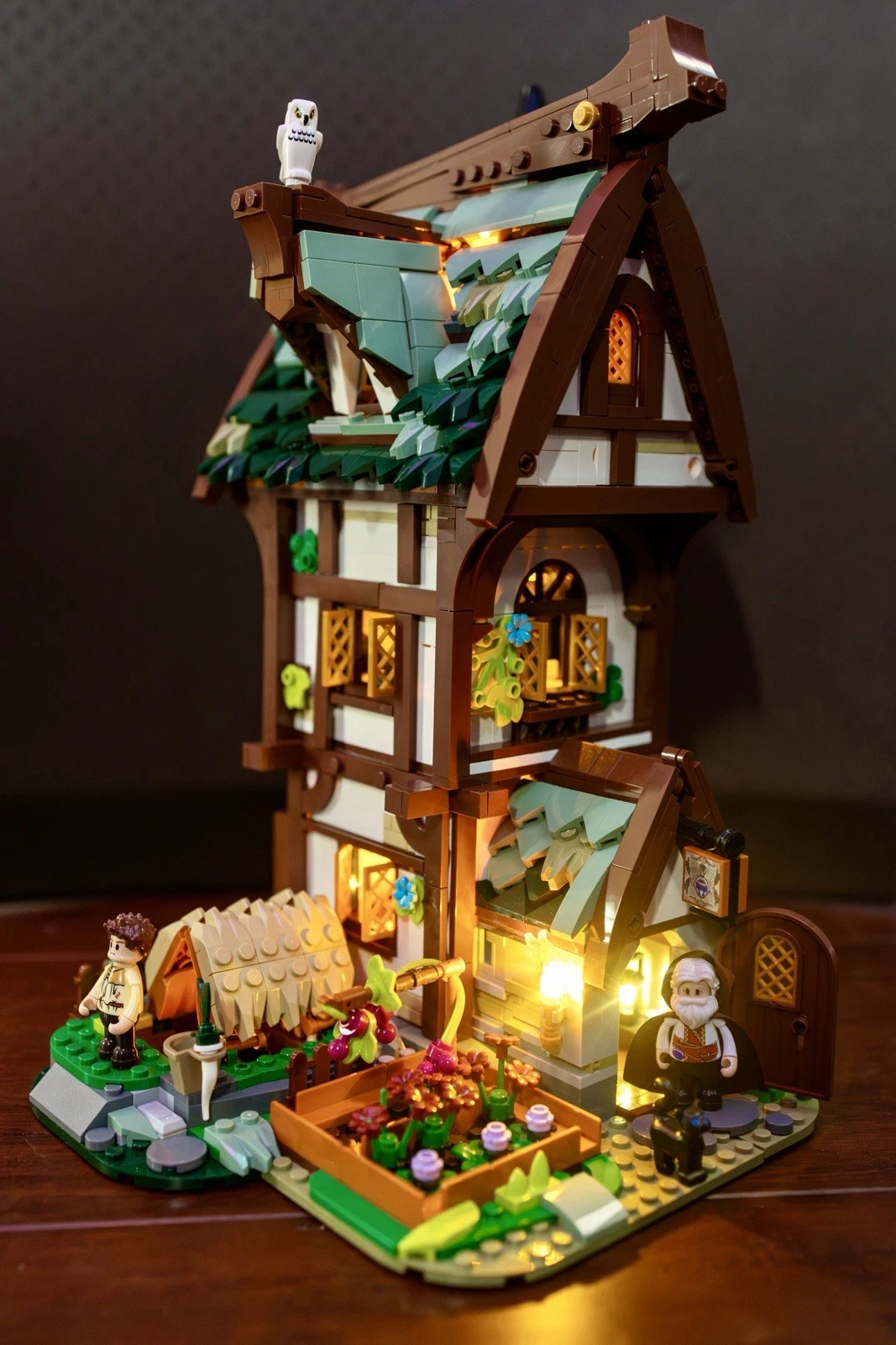 Funwhole / LumiBricks Medieval Apothecary Shop Building Bricks F9024 Lights up!