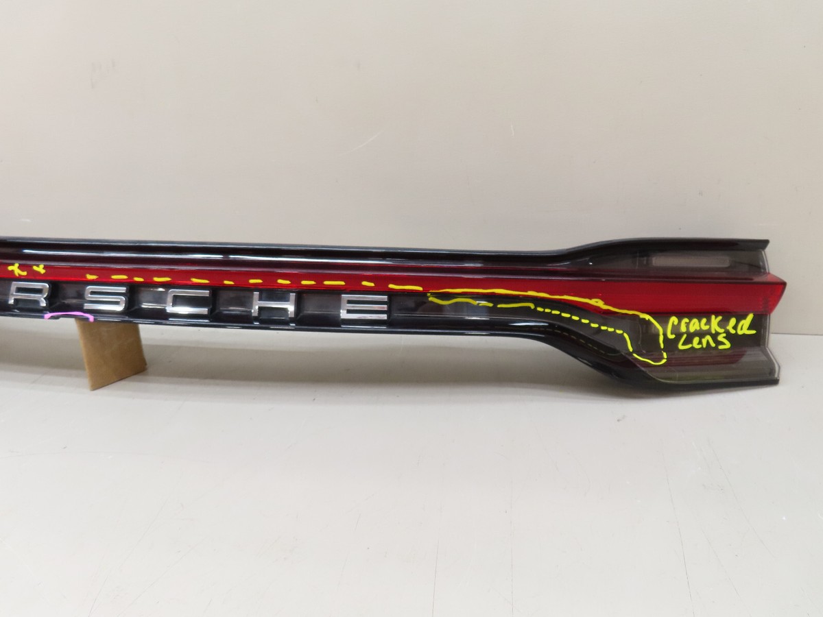 【送料無料】新型マカン リアテールガーニッシュ 95B945208 2019-2022 PORSCHE MACAN REAR CENTER TAIL LIGHT LED OEM 95B