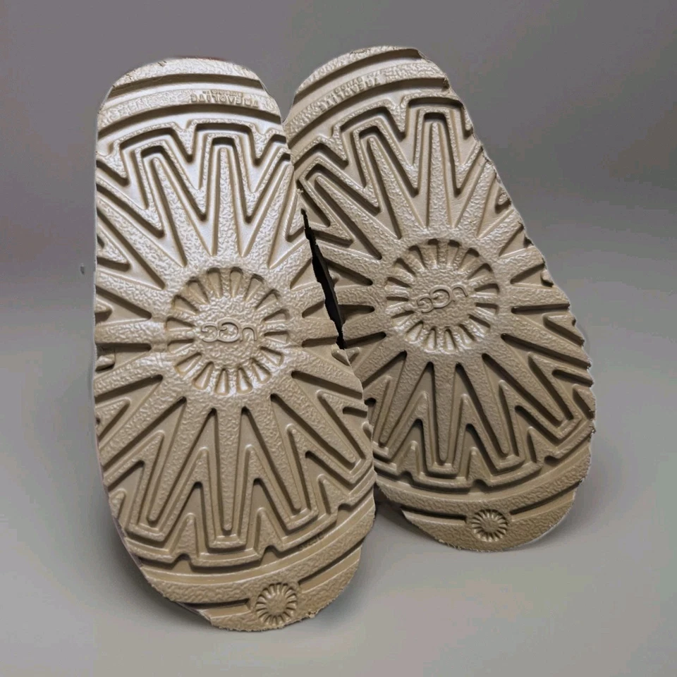 Ugg boots Toddler Boot Size 6,  NEW (18-24 Mos) - Image 2 of 4