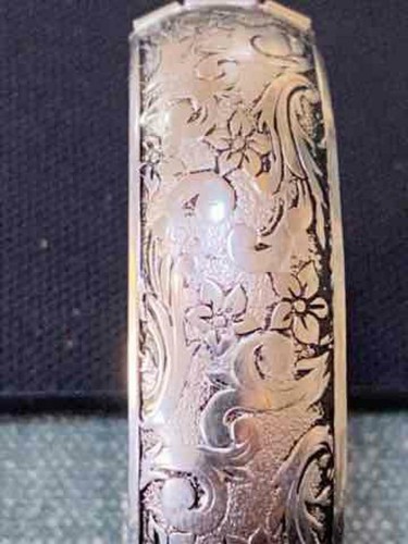 WIDE HINGED SCROLLED SILVER PLATE BRACELET -COSTUME JEWELRY - 第 1/3 張圖片