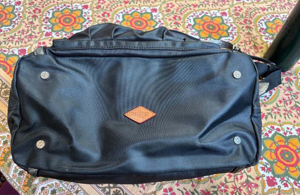 Bolso de hombro pequeño Nikki Bedford de grafito MZ Wallace Foto 3 de 4