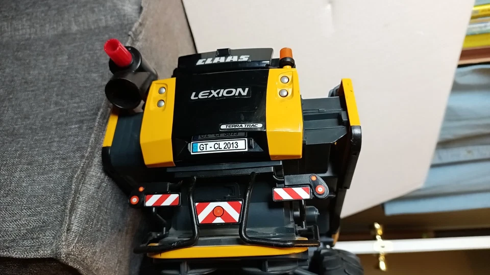 DIECAST/PLASTIC CLAAS LEXION 780 COMBINE W/ CLAAS 900 VARIO HEAD by BRUDER. READ - Image 4 of 4