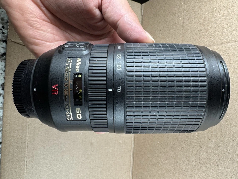 Nikon ED AF-S VR Nikkor 70-300mm f/4.5-5.6 G FX W/HOOD - Image 4 of 4