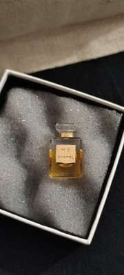 Broche Chanel XL - Logo Doré Paris Bouton, Métal Doré, Strass - Neuve Dans Sa Boîte, Rare
