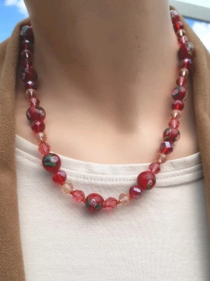 Besondere Halsperlenkette Glasperlenschmuck Swarovski Blütenperlen Rot Handmade  - Bild 1 von 4