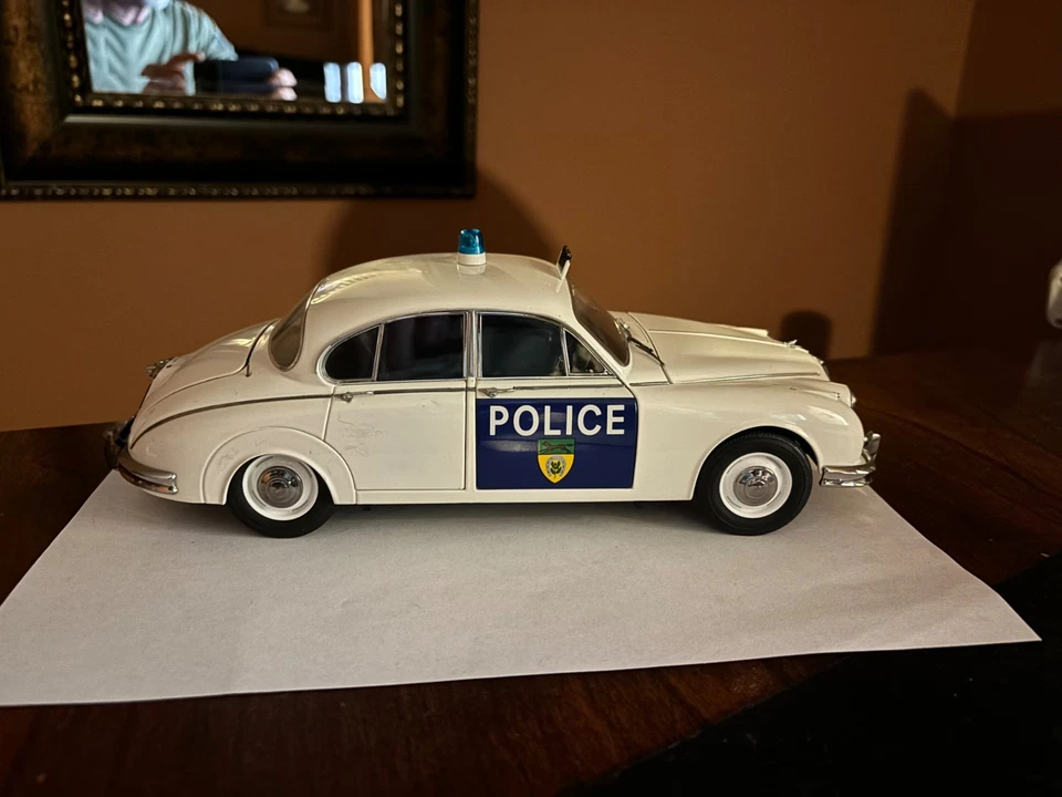 Model Icons 1/18 Jaguar Mk2 Leicestershire UK Police Diecast Model Car - Image 2 of 4
