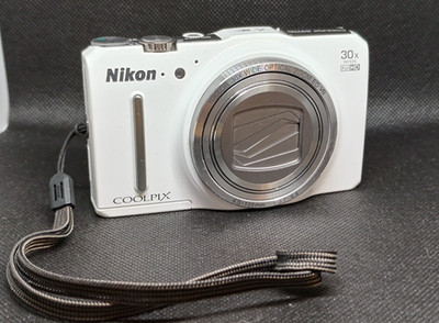 Nikon COOLPIX S9700 Weiß 16MP 30x opt. Zoom WLAN GPS Full HD Digitalkamera