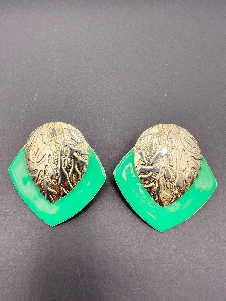 Pendientes Perforados Vintage Esmalte Verde y Tono Dorado - Diseño Modernista Abstracto Foto 2 de 3