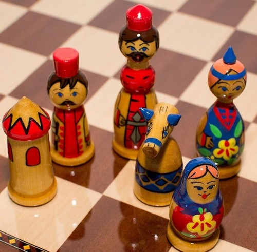 THE ITALIAN TREASURE CHEST COMPLEAT WITH HAND PAINTED CHESSMEN SET FROM POLANDT - Picture 7 of 7