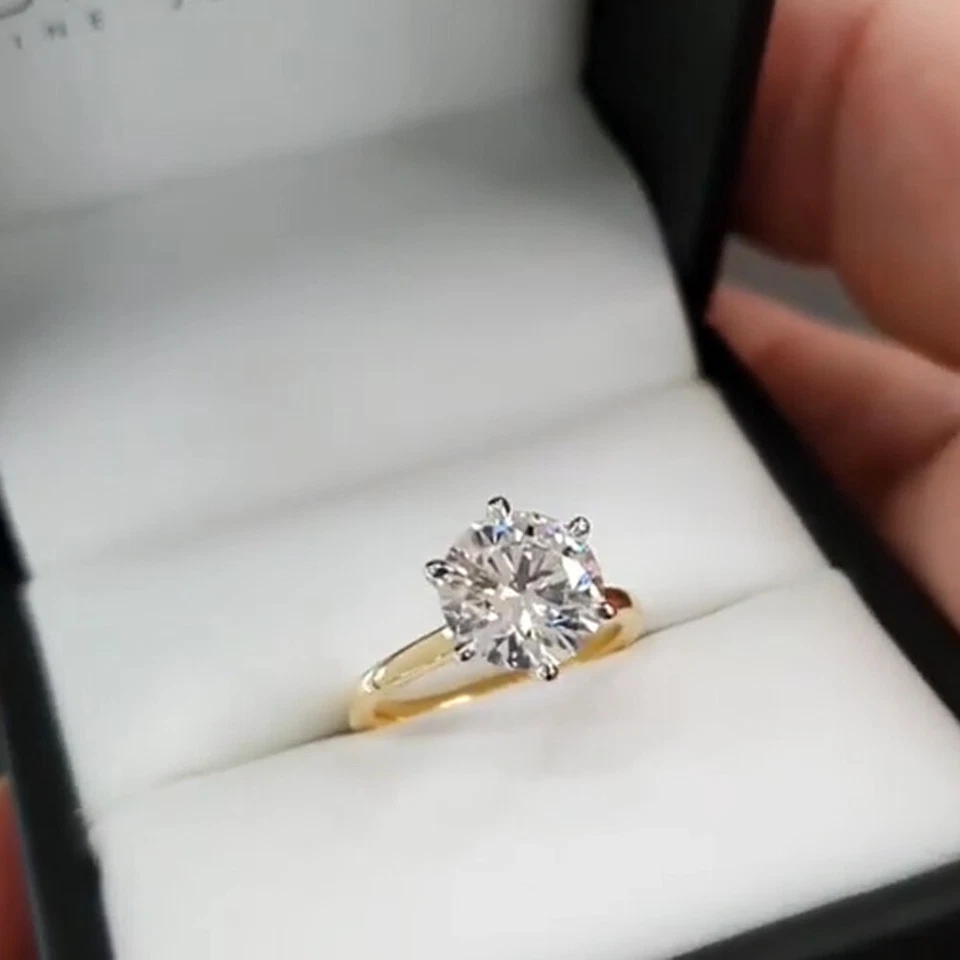 Anillo de compromiso solitario de moissanita de corte redondo de 2,50 quilates en oro macizo de 14 quilates en dos tonos Foto 4 de 4