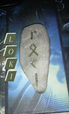 ''Loki'' & ''Angrboða'' - gravierte Steinrune Pflanze Dekoration