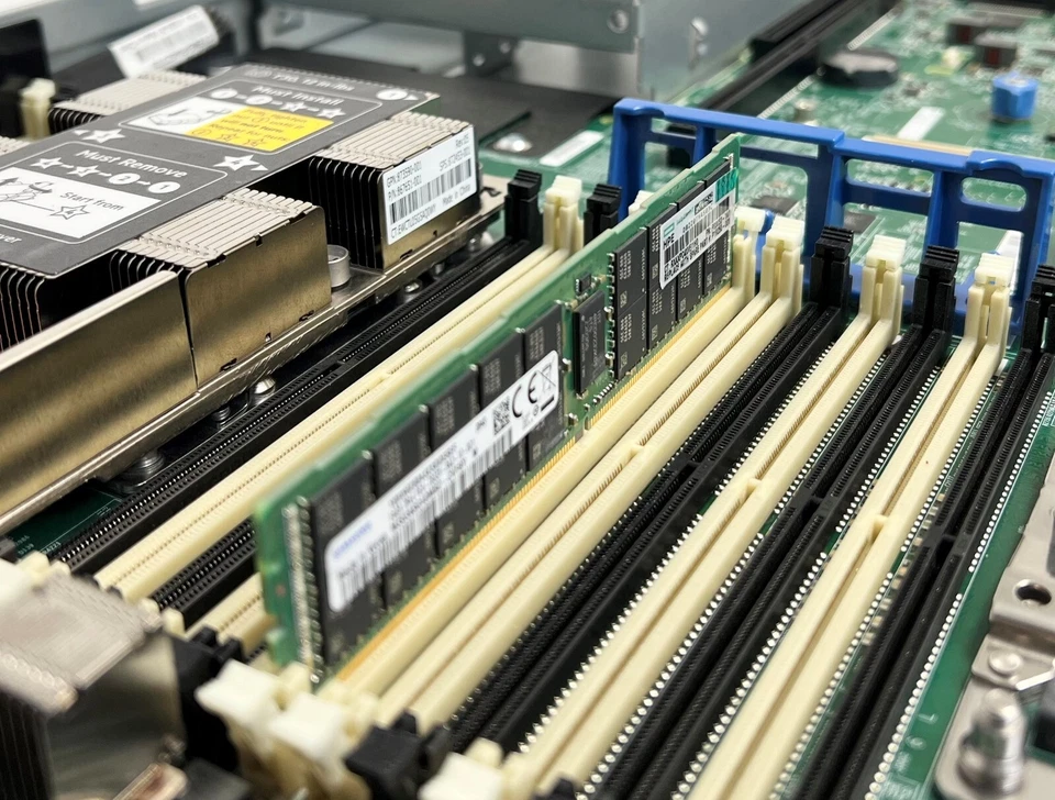815097-B21 HPE 8GB 1x8GB Single Rank x8 DDR4-2666 CAS-19-19-19 Registered Memory - Image 2 of 3