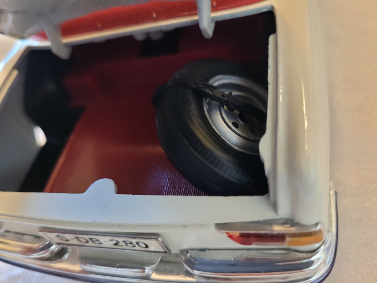 1966 Mercedes Benz 280SE 1:18 Scale Die Cast Maisto Special