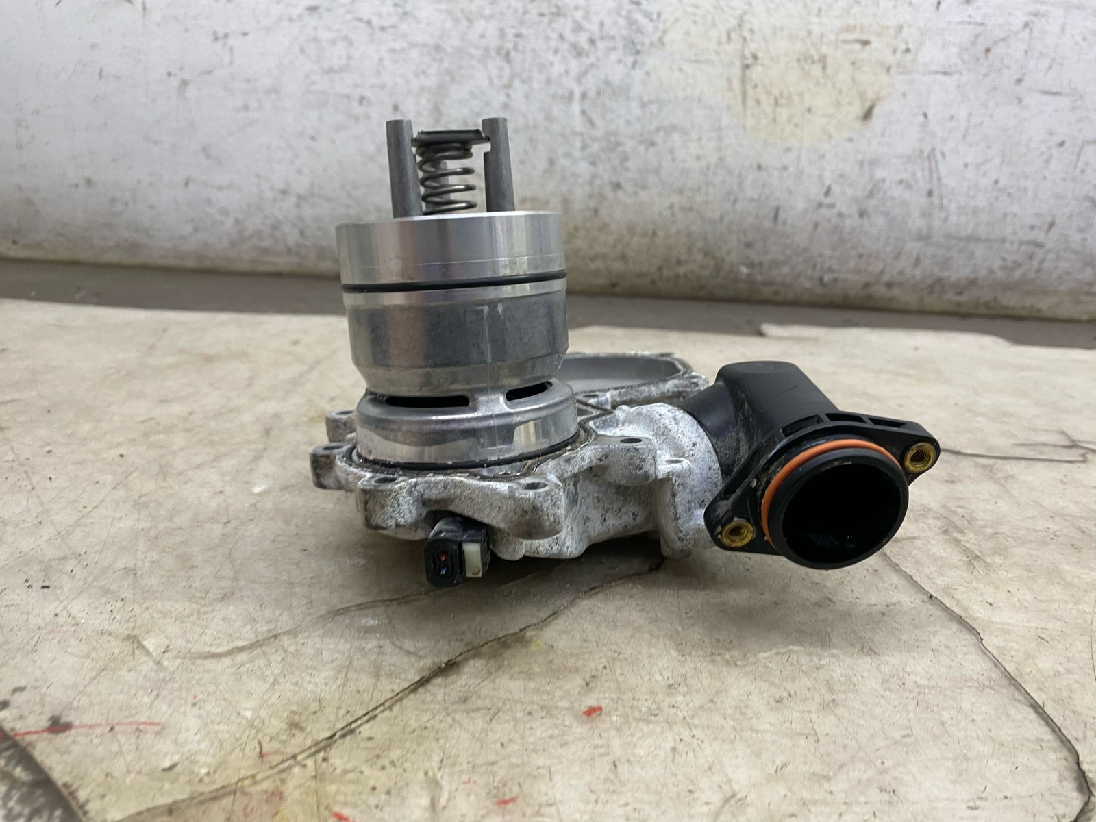 2020-2025 ASTON MARTIN DBX OEM 4.0L THERMOSTAT HEATER HOUSING 1772000815