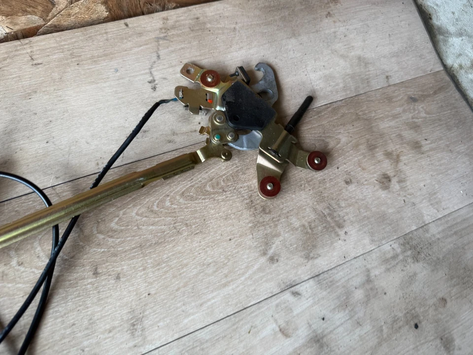 MERCEDES SL55 SL500 SL600 03-12 OEM CONVERTIBLE TOP ROOF LOCK LATCH ASSEMBLY - Image 2 of 4