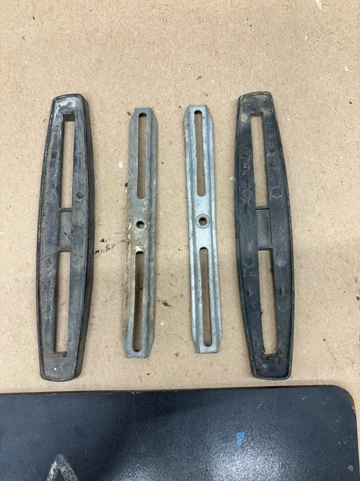 2 SOPORTES DE JUNTA DE ESPEJO LATERAL USADOS Y CUÑAS DE MONTAJE CAMARO NOVA IMPALA CHEVELLE GTO Foto 2 de 4