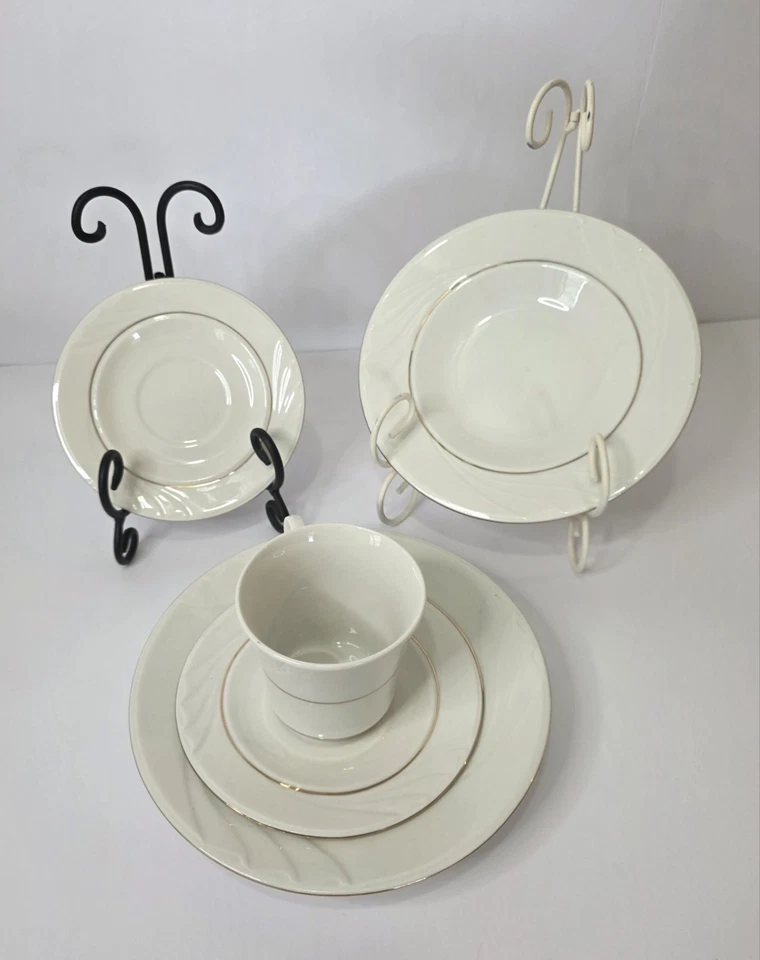 Juego de vajilla Gibson Everyday de 20 piezas blanco con adornos dorados platos tazas China Foto 2 de 4