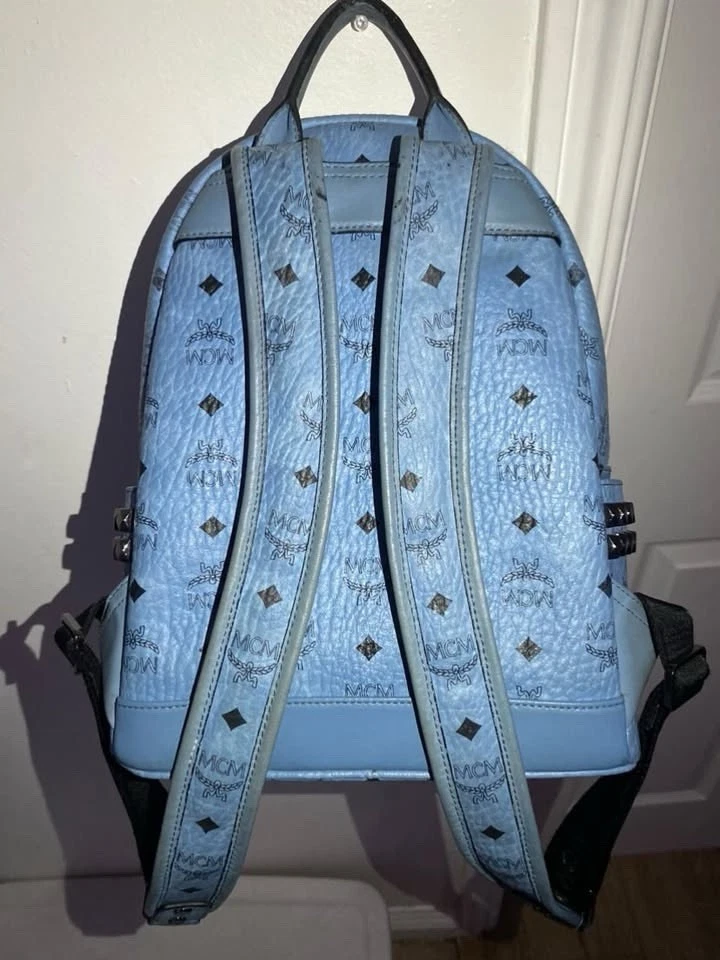 Mochila MCM con tachuelas laterales azules en Visetos Foto 4 de 4