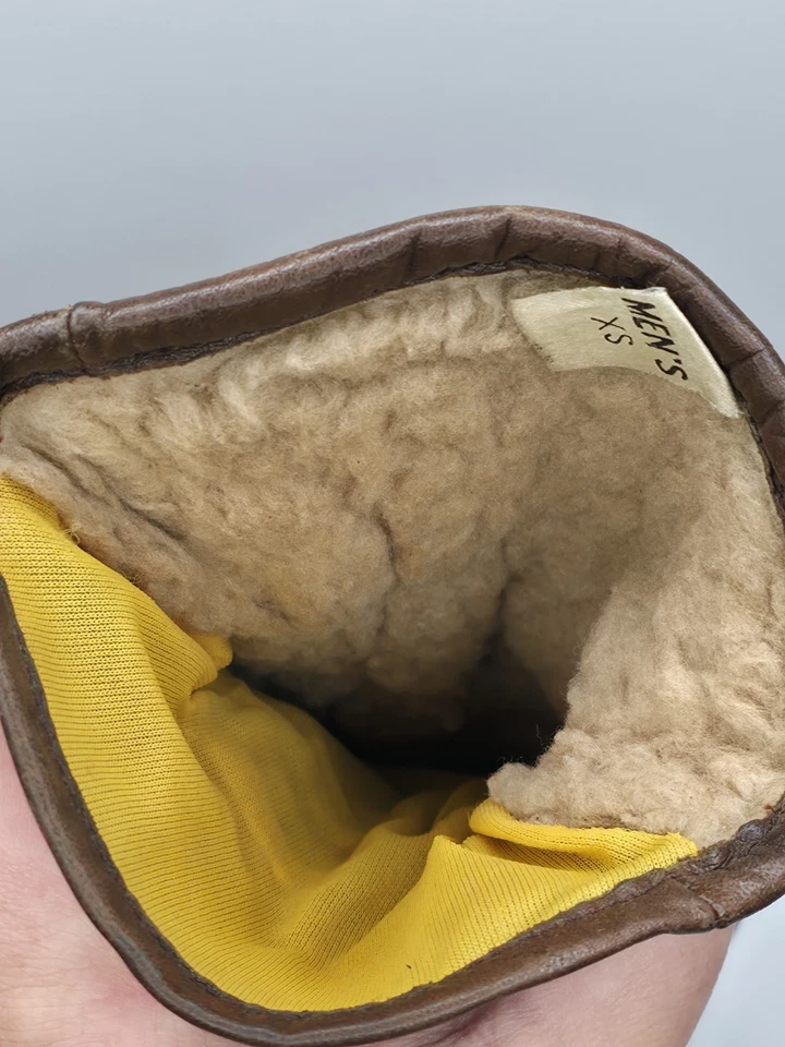 Guantes de motociclismo vintage Bates de cuero marrón aislados Foto 3 de 4