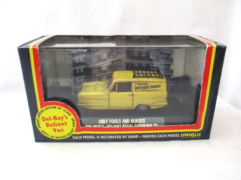 Corgi Vanguards  Del Boy Reliant Regal Supervan    Dirty Yellow