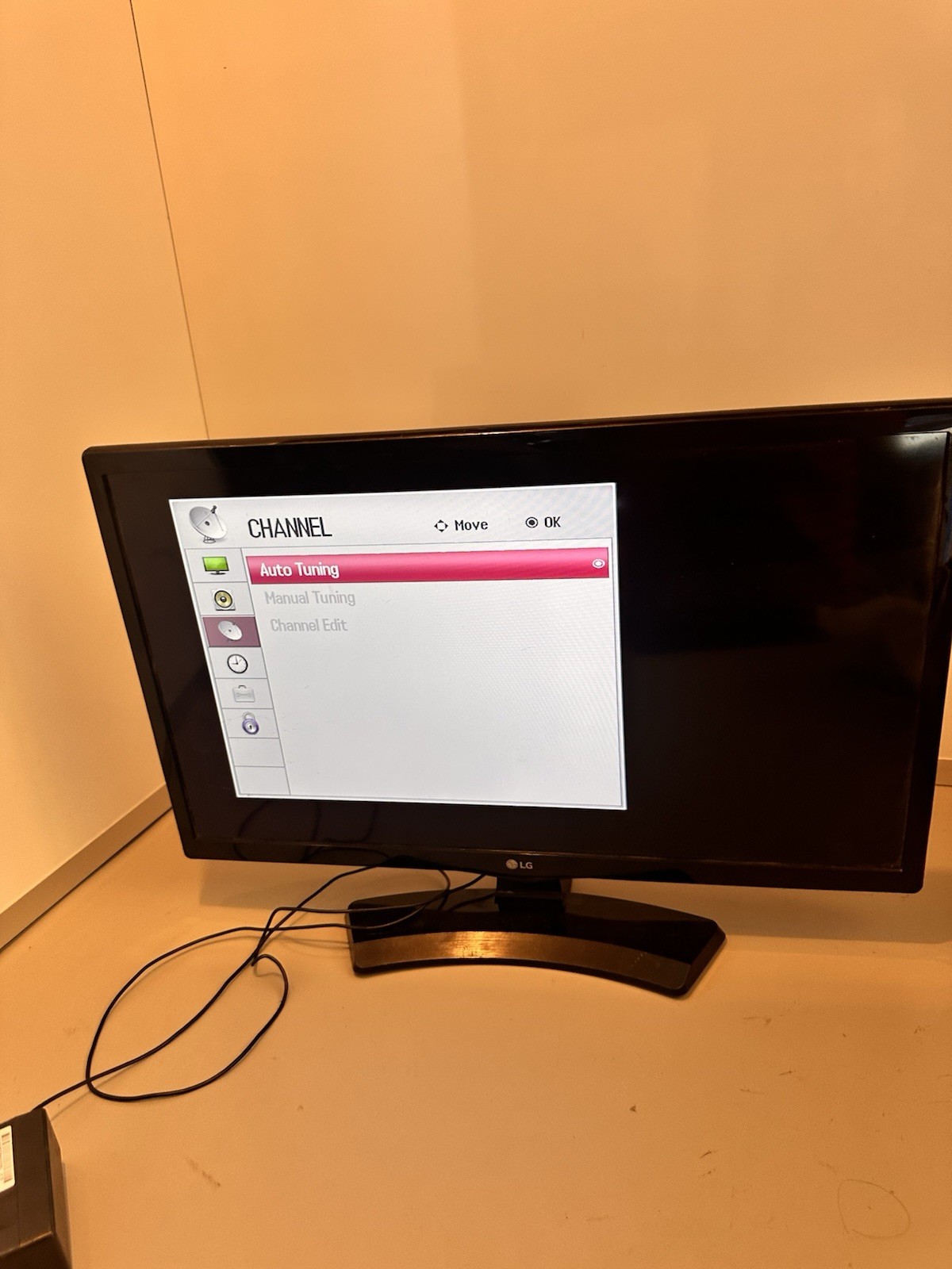 LG 24LF454B 24" 720p HD LED Flat Screen TV Monitor HDMI No Remote  (WORKS GREAT)