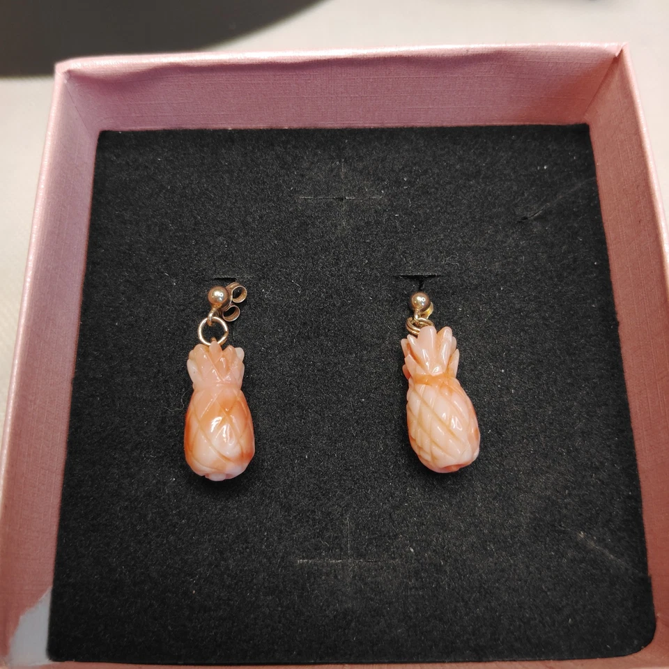 Pendientes de piña coralina piel de ángel tallada rara - Tachuelas de oro macizo de 14K - De colección Foto 3 de 4