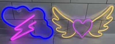 2x LED Neonlichter Donnerwolke & geflügelte Herzform Konvolut gefiedert wandhängend