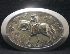 XD13149 VINTAGE 1970s  COWBOY RIDING HORSE  WESTERN SCENE ARTWORK BELT BUCKLE