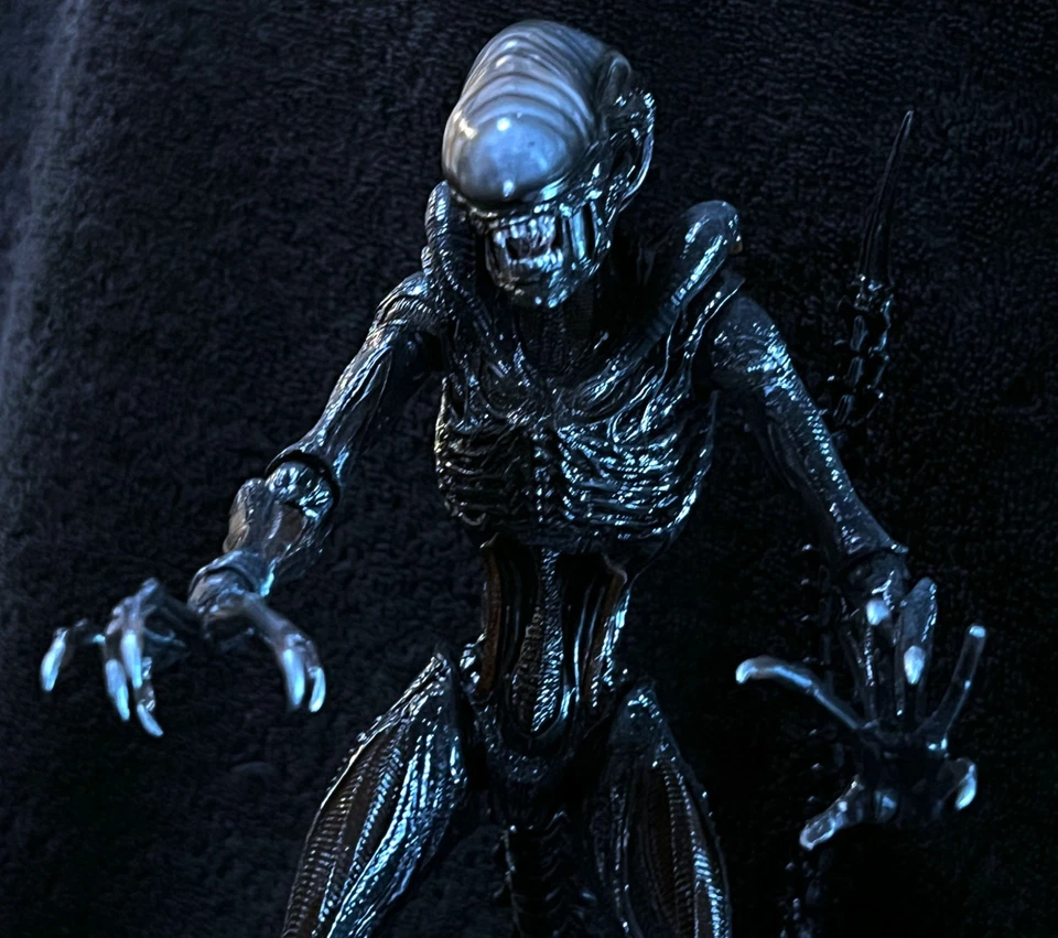 XENOMORFO QUEMADO • NECA ALIEN ROMULUS Foto 3 de 4