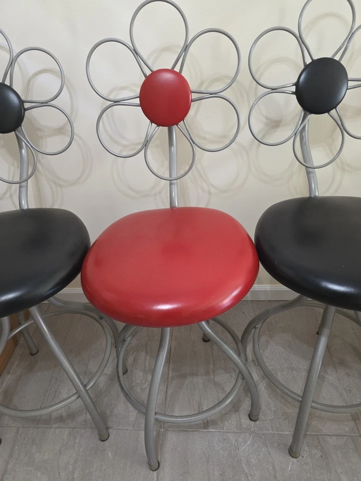 4 Silla Alta Roja y Negra Interior Floral Metal Giratorio Asiento Suave Margarita Foto 4 de 4