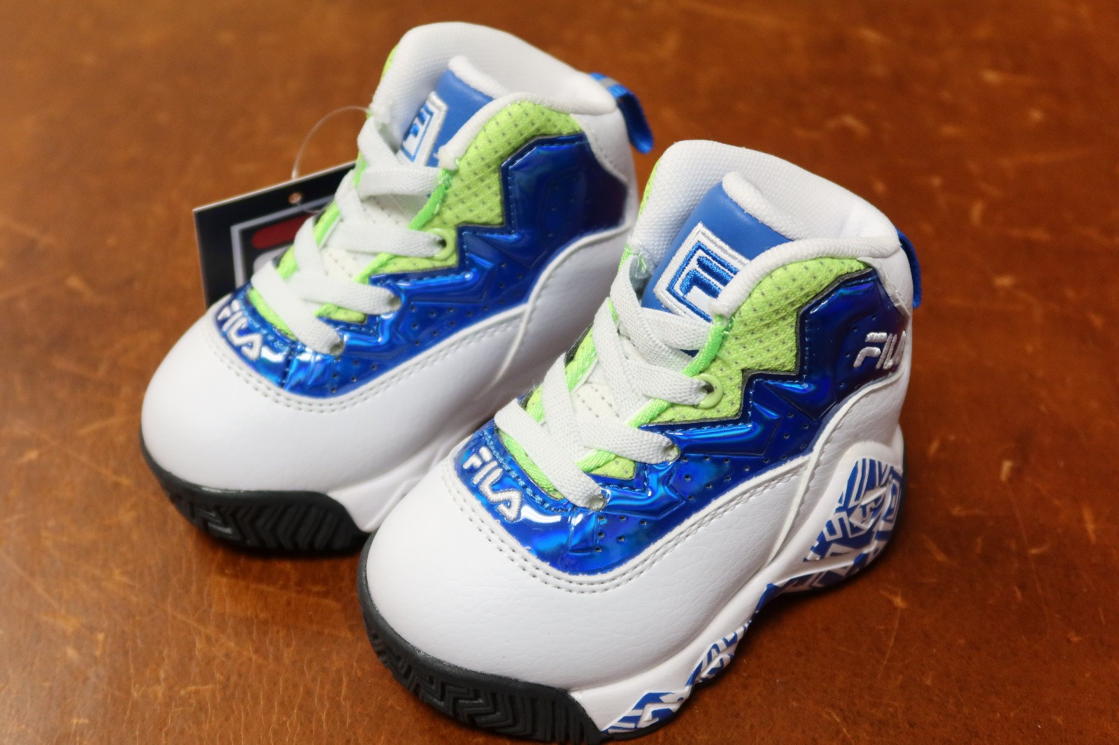 - Infant's Size 4 - White / Blue