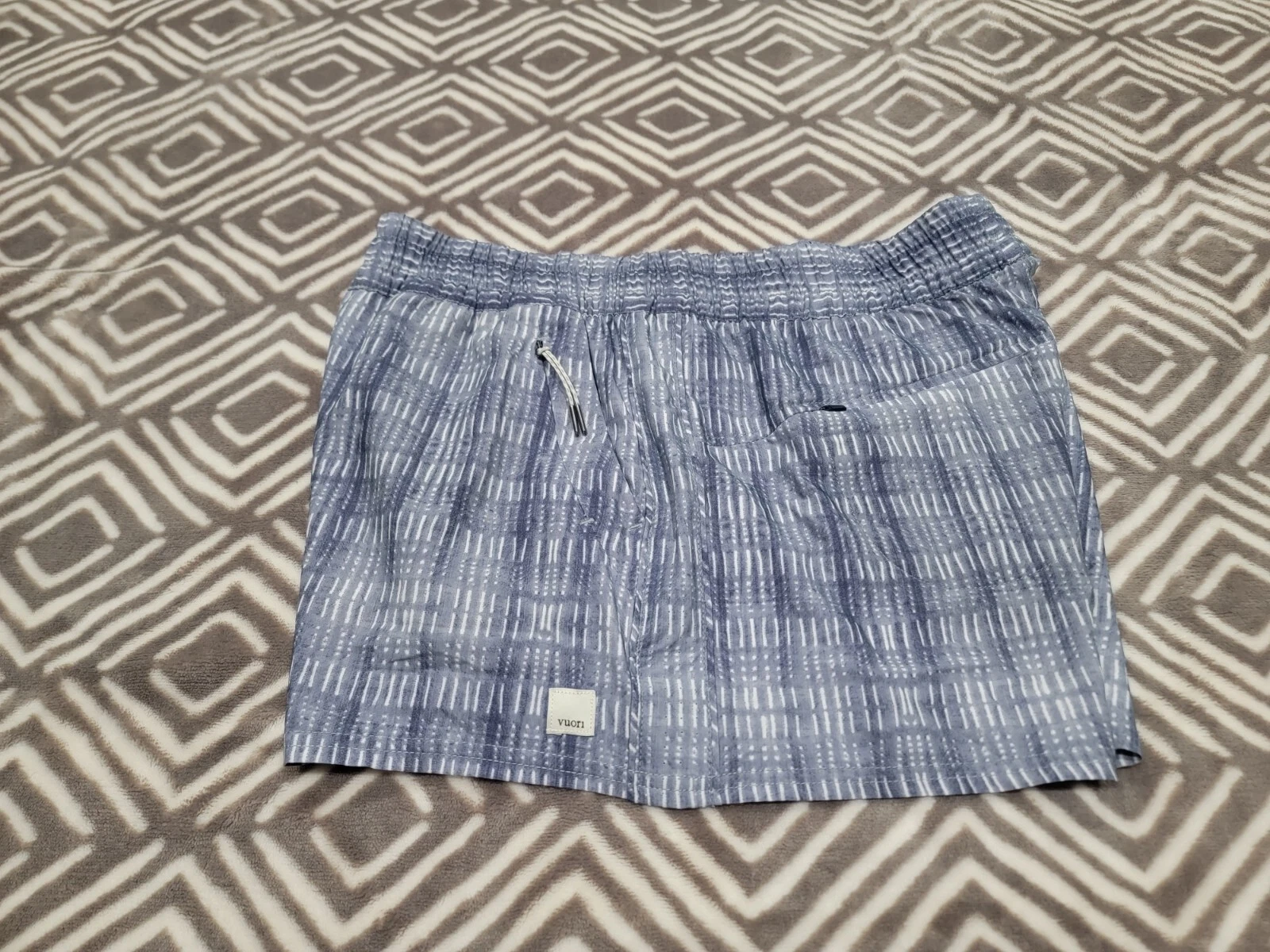 vuori dash shibori grid elastic waist running athletic shorts