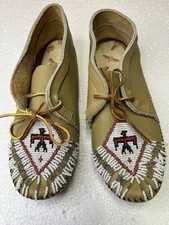 Women  s Minnetonka Tan Leather Moccasins Beaded Thunderbird Shoes Size 9.5